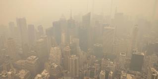 El cielo de Nueva York es cubierto de humo debido a la temporada de incendios en Canadá