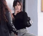 Jenna Ortega es captada fumando en la calle y su madre la reprende