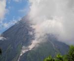 Filipinas desaloja inmediaciones del volcán Mayon ante indicios de posible erupción