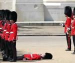 Se desmayan guardias por calor
