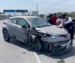 Roba patrulla tras causar carambola