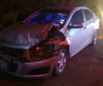 Provoca accidente en libramiento; lesiona a joven y es arrestado