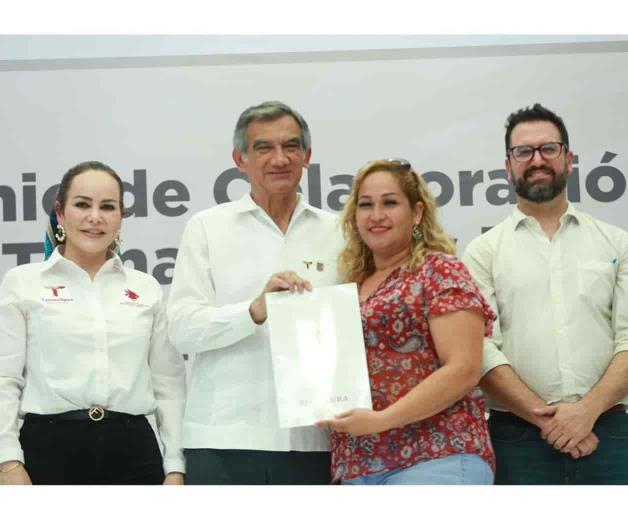 Entrega Américo 680 escrituras en Nuevo Laredo