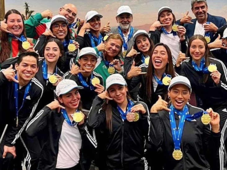 Recibe sus becas selección mexicana de natación artística