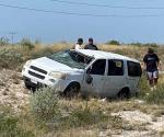 Vuelca camioneta: Tripulantes regios resultan lesionados