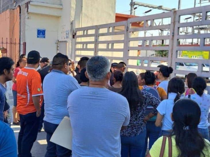 Protestan vecinos por tantas fallas Protestan vecinos por tantas fallas