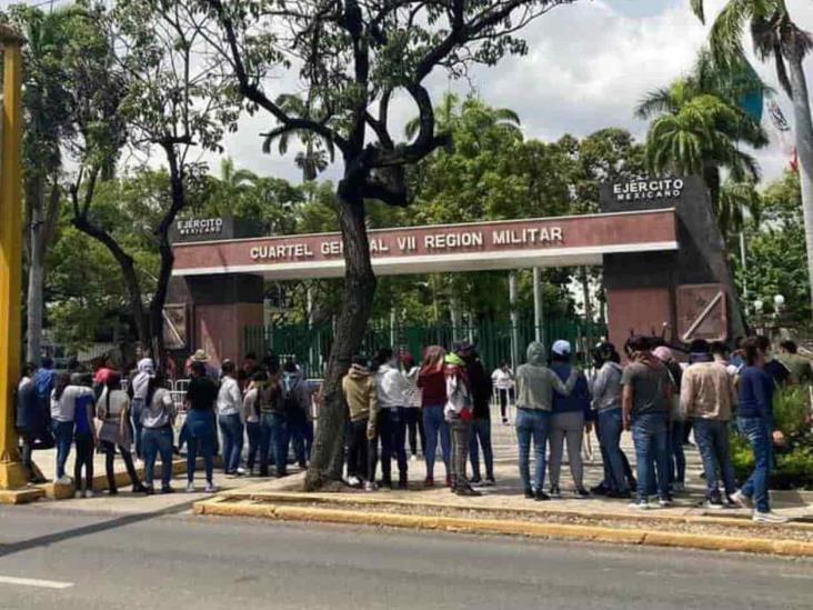 Protestan normalistas afuera de la conferencia de AMLO Protestan normalistas afuera de la conferencia de AMLO