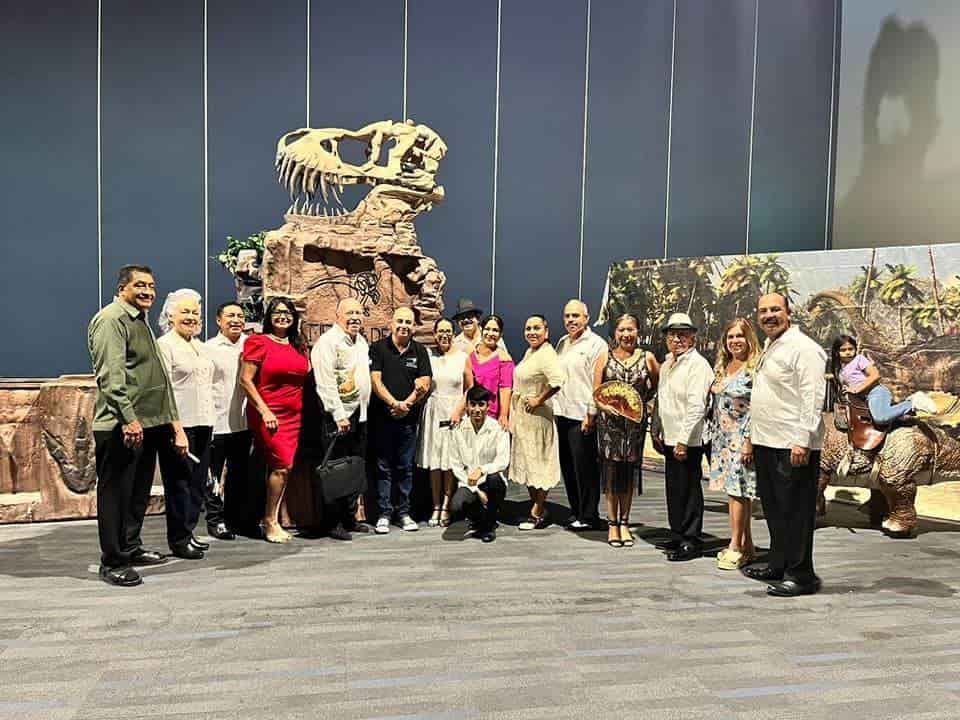 El grupo Danzoneros de Corazón se presentó con éxito el sábado 24 de junio en el lobby de "Dinosauria...Experiencia Inmersa".