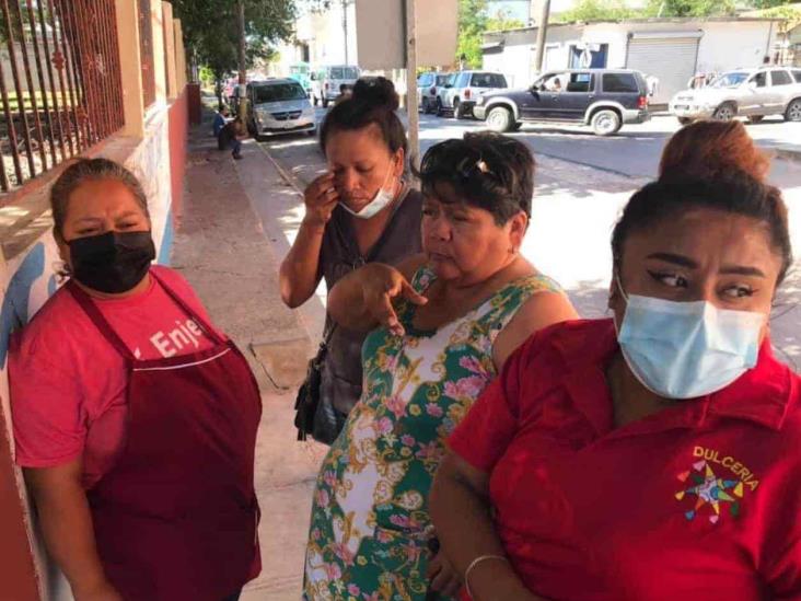 Protestan madres por alimentos caducados Protestan madres por alimentos caducados