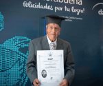 A los 86 años, mexicano se recibe como ingeniero