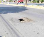 Nacen en calles y avenidas baches, fugas y socavones