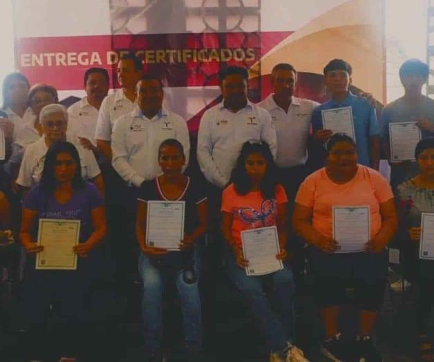 Certifican estudios de jóvenes y adultos