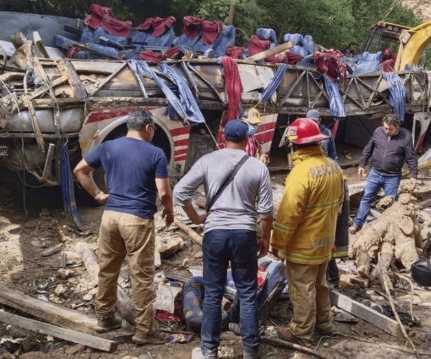 Suman 29 muertos tras volcadura de autob&uacute;s en Magdalena Pe&ntilde;asco