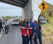 Muere prensado en cabina de auto al chocar contra muro