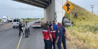 Muere prensado en cabina de auto al chocar contra muro