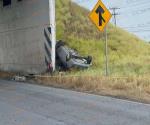 Muere prensado en cabina de auto al chocar contra muro