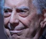 Hijos de Vargas Llosa dicen que su padre salió de hospital tras recuperarse de COVID