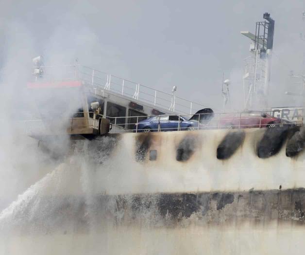 Continúa combate a incendio en buque