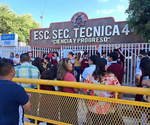 Improvisan graduaci&oacute;n en la calle por falta de apoyo de directivos