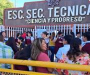 Improvisan graduación en la calle por falta de apoyo de directivos