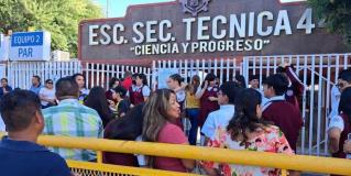 Improvisan graduación en la calle por falta de apoyo de directivos