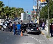 Ebria conductora choca a cuatro vehículos estacionados