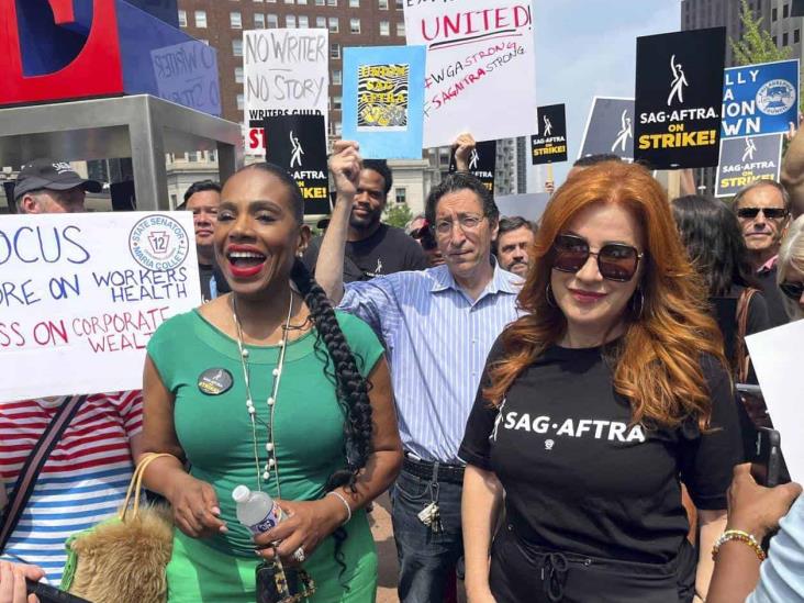 Huelgas de actores y guionistas se extienden a Filadelfia y Chicago Huelgas de actores y guionistas se extienden a Filadelfia y Chicago