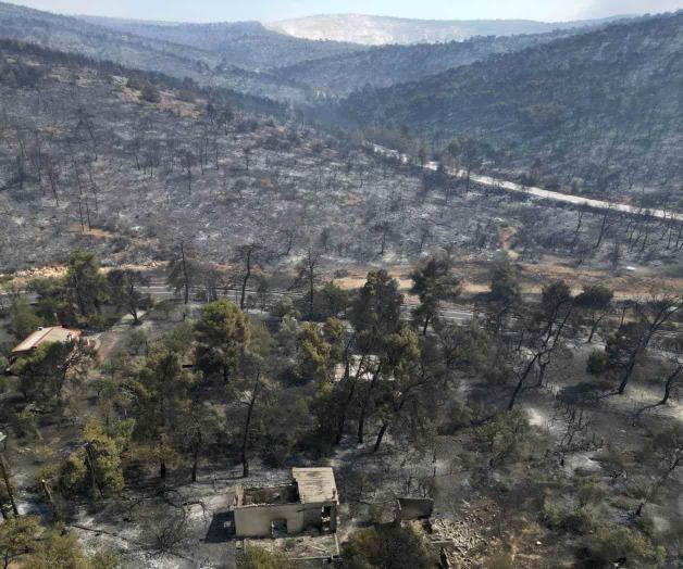 Bomberos controlan un fuego cerca de Atenas y Grecia sigue en alerta por la ola de calor