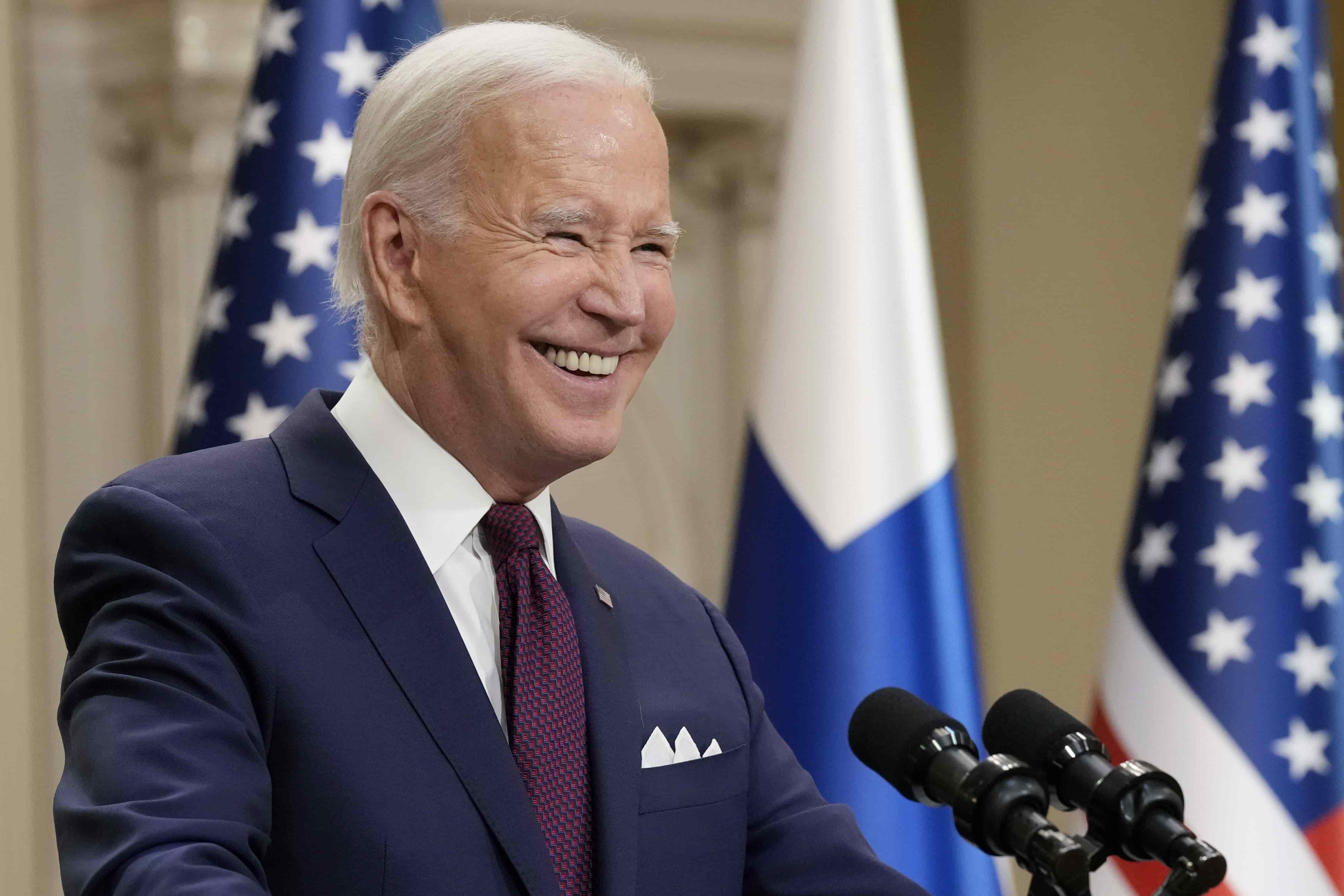 El presidente Joe Biden sonríe durante una conferencia de prensa en el Palacio Presidencial de Helsinki, Finlandia, el jueves 13 de julio de 2023. (Foto: AP )