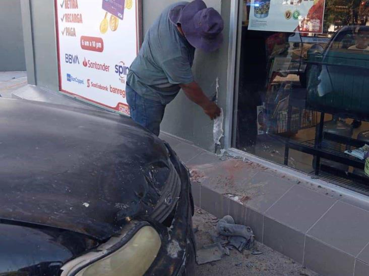 Confunde freno con acelerador y se mete hasta el Oxxo Confunde freno con acelerador y se mete hasta el Oxxo