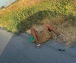 Rescatan a un indigente acostado en la carretera