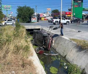 REYNOSA | Dos mujeres resultaron lesionadas al proyectarse en un vehículo a un dren.