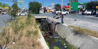 REYNOSA | Dos mujeres resultaron lesionadas al proyectarse en un vehículo a un dren.