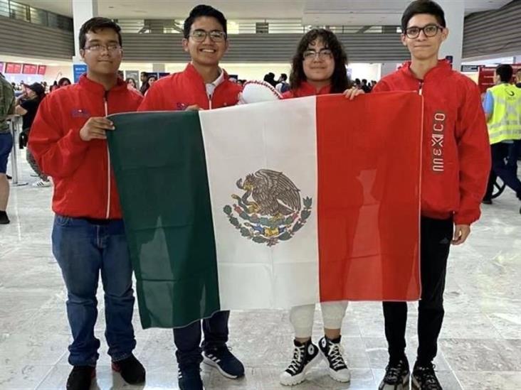 Van a olimpiada de mate con uniformes prestados tras robo Van a olimpiada de mate con uniformes prestados tras robo