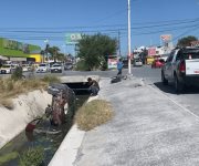 #REYNOSA Precaución accidente en la colonia Villa Esmeralda, dos mujeres resultaron lesionadas al proyectarse en un vehículo a un dren.