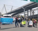 Bloquean minusválidos accesos a terminal aérea