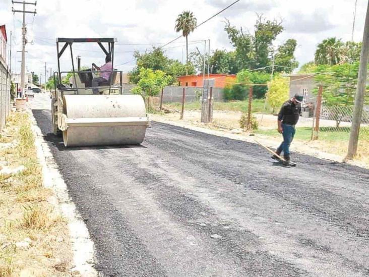 Pavimentan la calle con recurso estatal Pavimentan la calle con recurso estatal