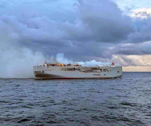 Un barco con casi 3.000 autos arde en el Mar del Norte cerca de un importante espacio natural