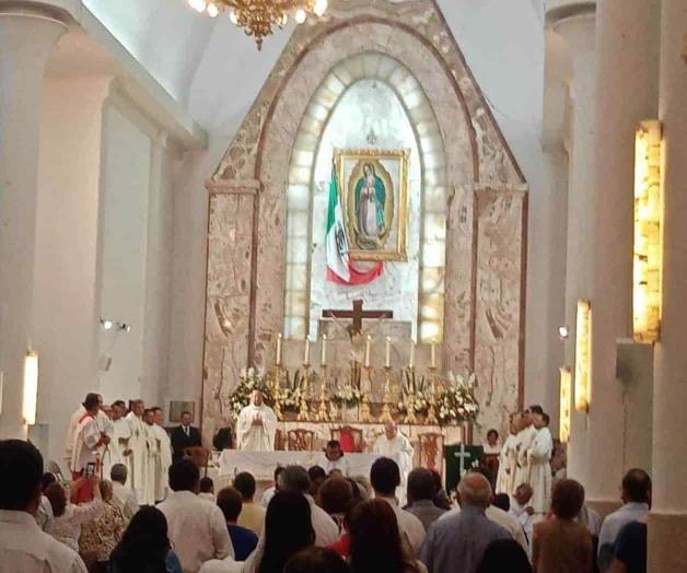 Acompa&ntilde;a la feligres&iacute;a a obispo en onom&aacute;stico