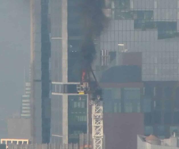 Gr&uacute;a de construcci&oacute;n se incendia y su brazo choca contra edificio en Manhattan