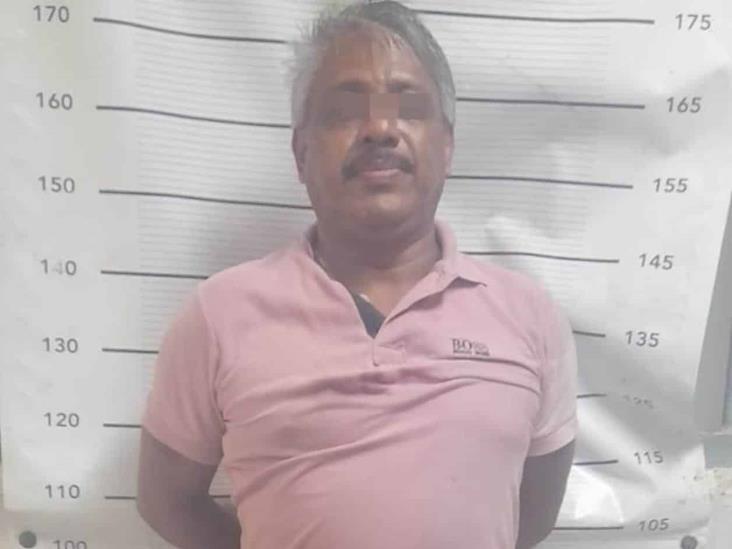 Arrestan a hombre al usar la calle como baño público Arrestan a hombre al usar la calle como baño público