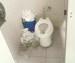 Lucen baños del IMSS descuidados y sucios
