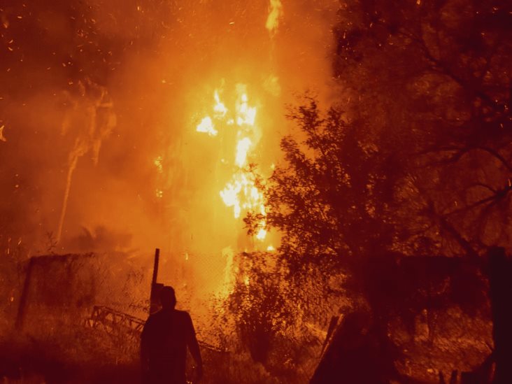 Apagan bomberos un doble incendio Apagan bomberos un doble incendio