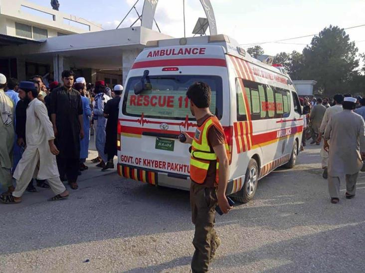 Explosión de bomba durante mitin político en Pakistán deja 35 muertos Explosión de bomba durante mitin político en Pakistán deja 35 muertos