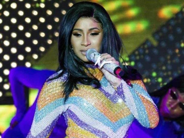 Cardi B sospechosa de agresión por aventar micrófono a fan Cardi B sospechosa de agresión por aventar micrófono a fan