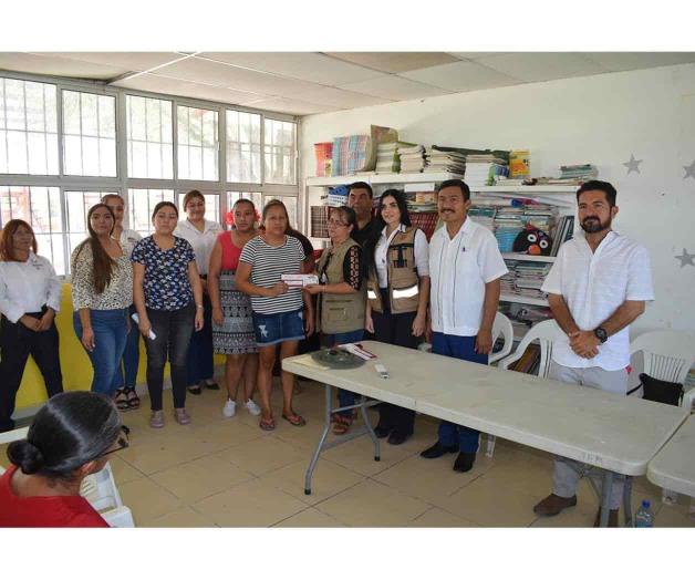 Encabeza Nataly entrega de apoyos