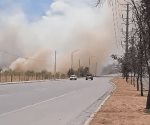 Obstruye visibilidad el humo de incendio en Colonia La Escondida