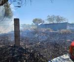 Incendio de pastizal y bodega abandonada consume bodega