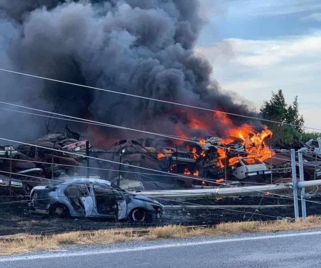 Choque termina en incendio de corrales