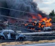 Choque termina en incendio de corrales